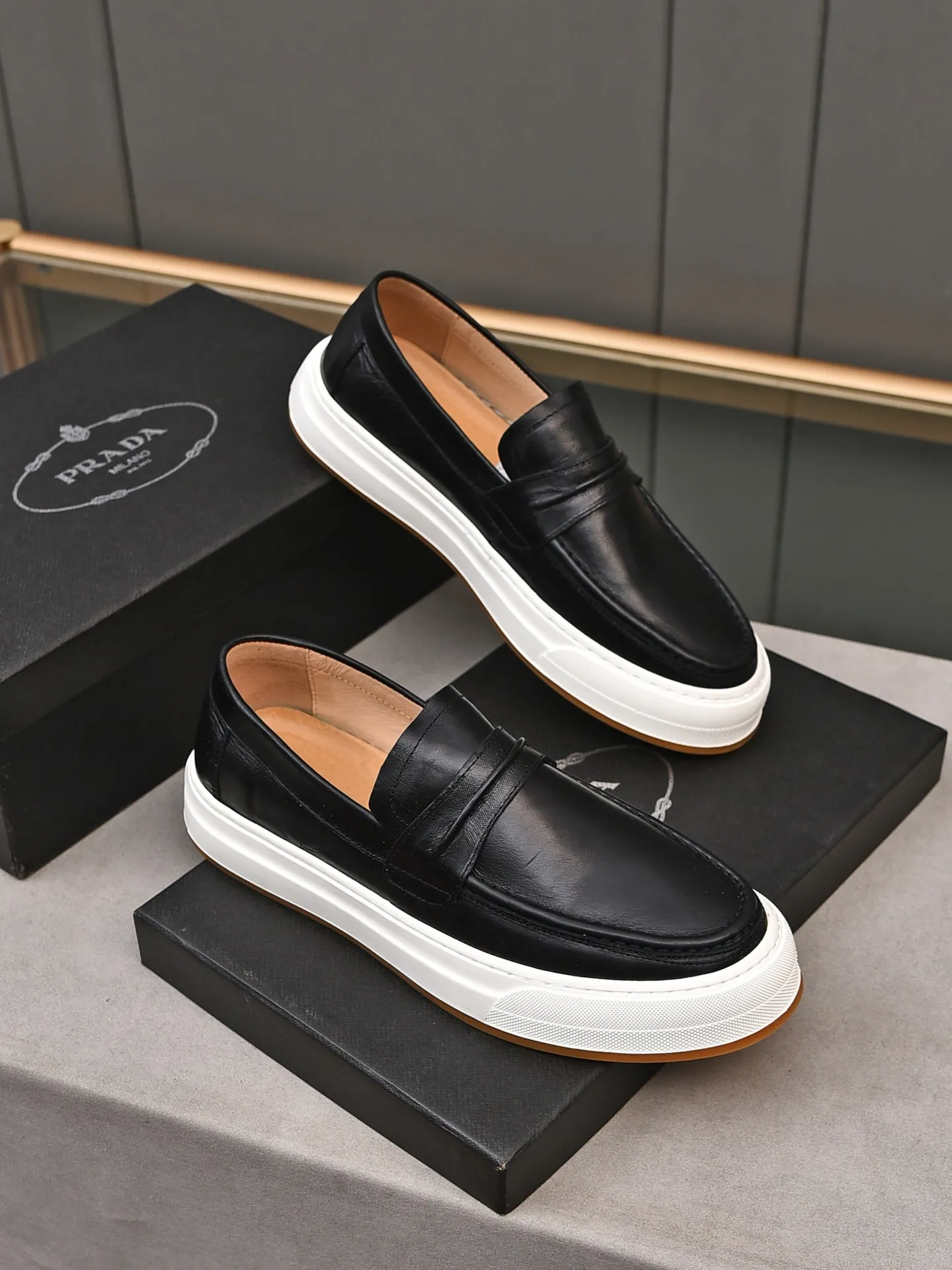 👟👟👟Men's Men's Shoes💰P440 [Top Cowhide]🆕🔥New Updates🔥👟PRADA (Prada) new products are released, imported soft cowhide, fashionable to allow air to penetrate the entire shoe, Niu B's shoes [strong] bring an extremely comfortable and breathable feeling! Beautiful inside and out! Exquisite workmanship, top-grade cowhide material, 😌Size: 38~44, single color choice.